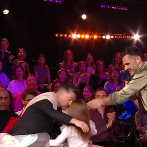Dans la foulée, la nièce en question, à savoir la petite Romy, est allée faire un câlin à Chris Marques afin d'enterrer la hache de guerre

Danse avec les stars : Florent Manaudou rejoint par ses talentueuses nièces, un membre du jury a fait pleurer l'une d'entre elles malgré lui ! Capture d'écran TF1