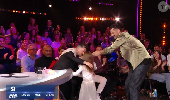 Dans la foulée, la nièce en question, à savoir la petite Romy, est allée faire un câlin à Chris Marques afin d'enterrer la hache de guerre

Danse avec les stars : Florent Manaudou rejoint par ses talentueuses nièces, un membre du jury a fait pleurer l'une d'entre elles malgré lui ! Capture d'écran TF1