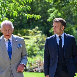 Déambulation d'Emmanuel Macron, président de la République Française, et de la Première dame Brigitte Macron, dans les jardins du château de Windsor avec le roi Charles III d'Angleterre et Camilla Parker Bowles, reine consort, le 9 juillet 2025. Au cours de cette promenade, le chef de l'Etat français et le souverain britannique ont abordé la protection de la biodiversité. Le couple présidentiel français est en visite officielle en Grande-Bretagne du 8 au 10 juillet 2025. 
© Jeanne Accorsini / Pool / Bestimage