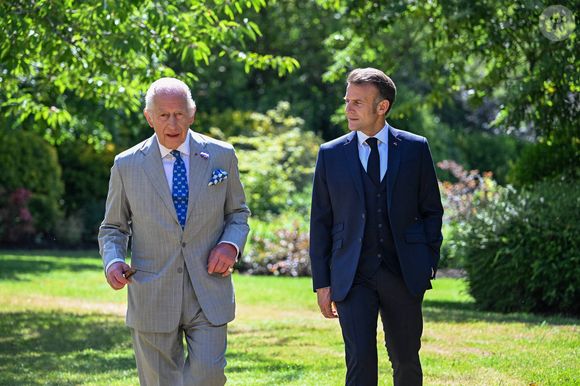 Déambulation d'Emmanuel Macron, président de la République Française, et de la Première dame Brigitte Macron, dans les jardins du château de Windsor avec le roi Charles III d'Angleterre et Camilla Parker Bowles, reine consort, le 9 juillet 2025. Au cours de cette promenade, le chef de l'Etat français et le souverain britannique ont abordé la protection de la biodiversité. Le couple présidentiel français est en visite officielle en Grande-Bretagne du 8 au 10 juillet 2025. 
© Jeanne Accorsini / Pool / Bestimage
