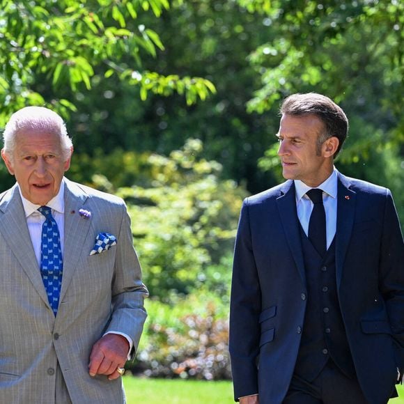 Déambulation d'Emmanuel Macron, président de la République Française, et de la Première dame Brigitte Macron, dans les jardins du château de Windsor avec le roi Charles III d'Angleterre et Camilla Parker Bowles, reine consort, le 9 juillet 2025. Au cours de cette promenade, le chef de l'Etat français et le souverain britannique ont abordé la protection de la biodiversité. Le couple présidentiel français est en visite officielle en Grande-Bretagne du 8 au 10 juillet 2025. 
© Jeanne Accorsini / Pool / Bestimage