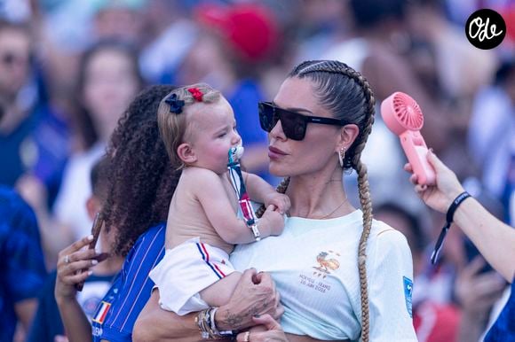 Victoria Triay (femme de Lucas Hernandez) - Les femmes et les proches des joueurs de l'équipe de France en tribune officielle avant le match des huitièmes de finale de la Coupe du Monde de la FIFA 2026 entre la France et le Paraguay au Philadelphia Stadium, à Philadelphie, Etats-Unis, le 4 juillet 2026. © Elyxandro Cegarra/Psnewz/Bestimage
