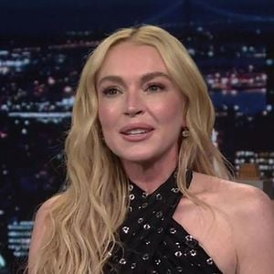 BGUK_3309853 - Los Angeles, CA Lindsay Lohan révèle que son jeune fils pensait qu'elle était coincée dans l'écran de télévision lors de son passage au Tonight Show. Lindsay Lohan était sur le plateau du Tonight Show pour promouvoir son nouveau film Freakier vendredi, lorsqu'elle a raconté à l'animateur Jimmy Fallon un incident survenu plus tôt dans la journée, lorsque Luai, 2 ans, a cru que sa mère était piégée dans l'écran de télévision. "En fait, ce matin, il était avec mes beaux-parents et mon mari et moi faisions Good Morning America : Maman, sors de là ! Maman ! se souvient Lohan en riant. "Il pensait que j'étais coincée dans la télé. Maintenant qu'il est plus âgé et plus conscient, j'ai un peu peur. Je ne veux pas qu'il soit confus...". Au cas où Luai regarderait sa mère star de cinéma dans cette émission, Fallon a fait un signe de la main à la caméra et a déclaré : "Maman va bien, maman va bien" : Maman va bien, maman est en sécurité, maman dit : "Bonjour" ! Nous allons bien, nous sommes heureux, tout va bien". Quant à savoir lequel de ses films elle serait prête à montrer à son fils dans un avenir proche, Lohan a déclaré : "Herbie : Fully Loaded : "Herbie : Fully Loaded, parce que ce sont des voitures et que c'est amusant". Plus tard dans l'interview, Lohan et Fallon ont joué à un jeu de "Whisper" qui consistait à porter des écouteurs à tour de rôle pendant que l'autre chuchotait une phrase qu'ils devaient deviner. Lohan a fait un excellent travail en devinant ses phrases, mais Fallon s'est retrouvé coincé lorsqu'il n'a pas réussi à deviner qu'elle disait "Freakier Friday". Lohan reprend son rôle d'Anna Coleman aux côtés de Jamie Lee Curtis dans la suite du film Freakier Friday.  Le film, qui fait suite au succès de 2003 Freaky Friday, sortira dans les salles de cinéma le 8 août 2025.