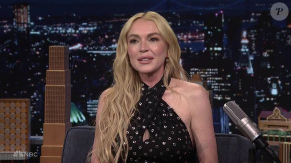 BGUK_3309853 - Los Angeles, CA Lindsay Lohan révèle que son jeune fils pensait qu'elle était coincée dans l'écran de télévision lors de son passage au Tonight Show. Lindsay Lohan était sur le plateau du Tonight Show pour promouvoir son nouveau film Freakier vendredi, lorsqu'elle a raconté à l'animateur Jimmy Fallon un incident survenu plus tôt dans la journée, lorsque Luai, 2 ans, a cru que sa mère était piégée dans l'écran de télévision. "En fait, ce matin, il était avec mes beaux-parents et mon mari et moi faisions Good Morning America : Maman, sors de là ! Maman ! se souvient Lohan en riant. "Il pensait que j'étais coincée dans la télé. Maintenant qu'il est plus âgé et plus conscient, j'ai un peu peur. Je ne veux pas qu'il soit confus...". Au cas où Luai regarderait sa mère star de cinéma dans cette émission, Fallon a fait un signe de la main à la caméra et a déclaré : "Maman va bien, maman va bien" : Maman va bien, maman est en sécurité, maman dit : "Bonjour" ! Nous allons bien, nous sommes heureux, tout va bien". Quant à savoir lequel de ses films elle serait prête à montrer à son fils dans un avenir proche, Lohan a déclaré : "Herbie : Fully Loaded : "Herbie : Fully Loaded, parce que ce sont des voitures et que c'est amusant". Plus tard dans l'interview, Lohan et Fallon ont joué à un jeu de "Whisper" qui consistait à porter des écouteurs à tour de rôle pendant que l'autre chuchotait une phrase qu'ils devaient deviner. Lohan a fait un excellent travail en devinant ses phrases, mais Fallon s'est retrouvé coincé lorsqu'il n'a pas réussi à deviner qu'elle disait "Freakier Friday". Lohan reprend son rôle d'Anna Coleman aux côtés de Jamie Lee Curtis dans la suite du film Freakier Friday.  Le film, qui fait suite au succès de 2003 Freaky Friday, sortira dans les salles de cinéma le 8 août 2025.