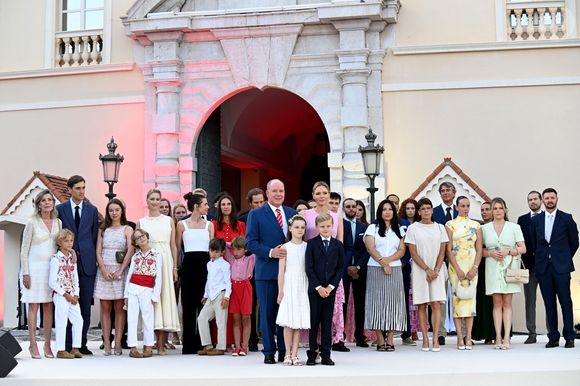 La princesse Caroline de Hanovre, Stefano Ercole Carlo Casiraghi, Ben Sylvester Strautmann, la princesse Alexandra de Hanovre, Francesco Carlo Albert Casiraghi, Beatrice Borromeo, Charlotte Casiraghi, Balthazar Casiraghi-Rassam, Tatiana Santo Domingo, Maximilian Casiraghi, le prince Albert II de Monaco, la princesse Gabriella, la princesse Charlene de Monaco, le prince héréditaire Jacques de Monaco, Louis Ducruet, Marie Ducruet, la princesse Stephanie de Monaco, Pauline Ducruet, Camille Gottlieb et Gareth Wittstock aux 20 ans de règne du prince souverain Albert II de Monaco sur la place du Palais à Monaco, le 19 juillet 2025.

Photo : Bruno Bebert / Bestimage