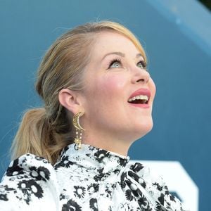 Les moments mère/fille, comme l’emmener à l’école ou à ses activités, sont précieux et lui permettent de rester présente pour elle.

Christina Applegate - Photocall - 26ème cérémonie annuelle des "Screen Actors Guild Awards" ("SAG Awards") au "Shrine Auditorium" à Los Angeles, le 19 janvier 2020. © Broadimage / Bestimage