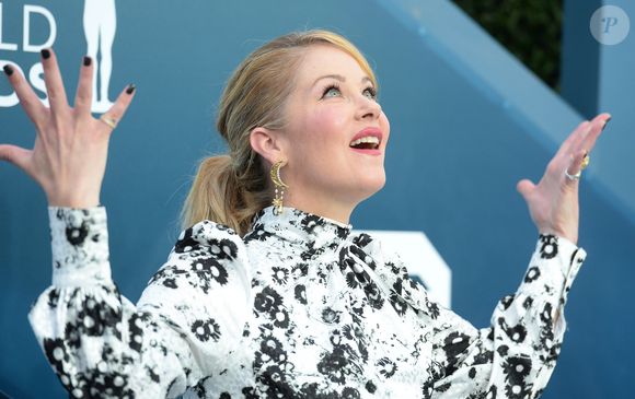 Les moments mère/fille, comme l’emmener à l’école ou à ses activités, sont précieux et lui permettent de rester présente pour elle.

Christina Applegate - Photocall - 26ème cérémonie annuelle des "Screen Actors Guild Awards" ("SAG Awards") au "Shrine Auditorium" à Los Angeles, le 19 janvier 2020. © Broadimage / Bestimage