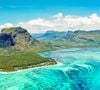 Entre lagons turquoise, jardins tropicaux et villages créoles colorés, Île Maurice dévoile un art de vivre mêlant nature spectaculaire, douceur insulaire et brassage culturel unique.

Vue aérienne sur le Morne Brabant, et plus généralement sur l'Ile Maurice. - © Viewapart / 123RF.
