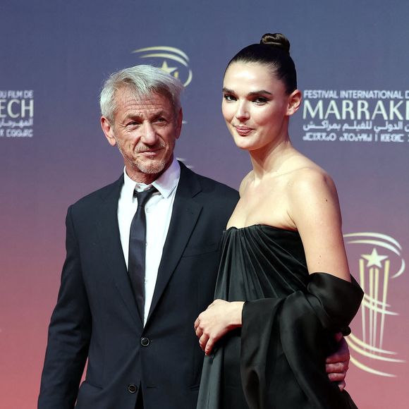 Sean Penn officialise avec sa compagne Valeria Nicov au photocall de la cérémonie d'hommage à Sean Penn lors de la deuxième journée du 21e Festival international du film de Marrakech, le 30 novembre 2024 à Marrakech, Maroc. © Dominique Jacovides/Bestimage