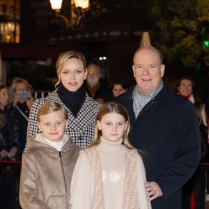 Le Prince Albert II et la Princesse Charlène de Monaco avec leurs enfants, le Prince Jacques et la Princesse Gabriella, au lancement des illuminations de Noël organisées par la municipalité de Monaco sur la Place d'Armes. Le 27 novembre 2025. Photo Olivier Huitel/Pool/Abaca