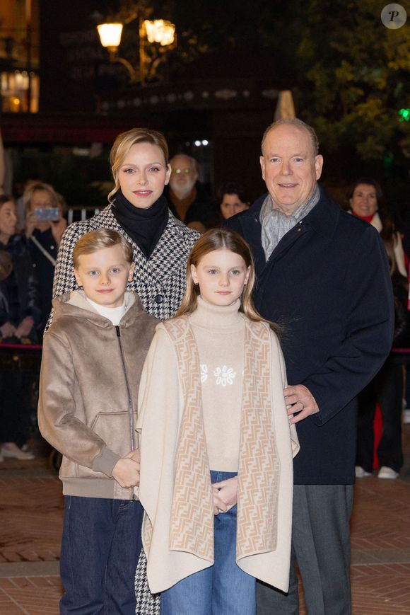 Le Prince Albert II et la Princesse Charlène de Monaco avec leurs enfants, le Prince Jacques et la Princesse Gabriella, au lancement des illuminations de Noël organisées par la municipalité de Monaco sur la Place d'Armes. Le 27 novembre 2025. Photo Olivier Huitel/Pool/Abaca