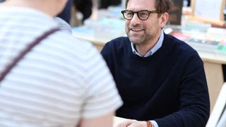 Certains parents se reconnaîtront dans ce que dit Nicolas Mathieu, écrivain-star et papa d'un garçon de 12 ans : "Je ne suis pas un tour operator"