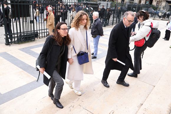 Ensemble, elles ont suivi le cercueil avant son entrée dans l’église, entourées de l’affection de leur famille et des personnalités présentes.

Clara Paban, Olivia Courbis arrivant à la cérémonie funéraire de Rolland Courbis à l'église de la Madeleine à Paris, France, le 14 janvier 2026. Rolland Courbis, ancien footballeur français, entraîneur et commentateur médiatique au franc-parler, est décédé à l'âge de 72 ans. Photo par Jerome Domine/ABACAPRESS.COM