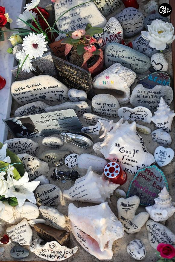 Illustrations de la tombe de Johnny Hallyday au cimetière marin de Lorient à Saint-Barthélemy le 14 avril 2018. 
Crédit : Agence / Bestimage