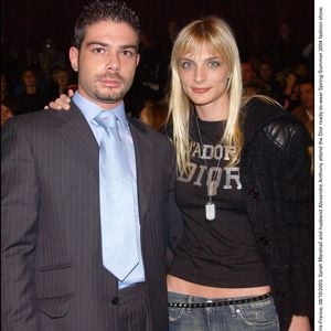 © Serge Arnal/ABACA. 50883-17. Paris-France, 08/10/2003. Sarah Marshall et son mari Alexandre Anthony assistent au défilé de prêt-à-porter Dior printemps-été 2004.