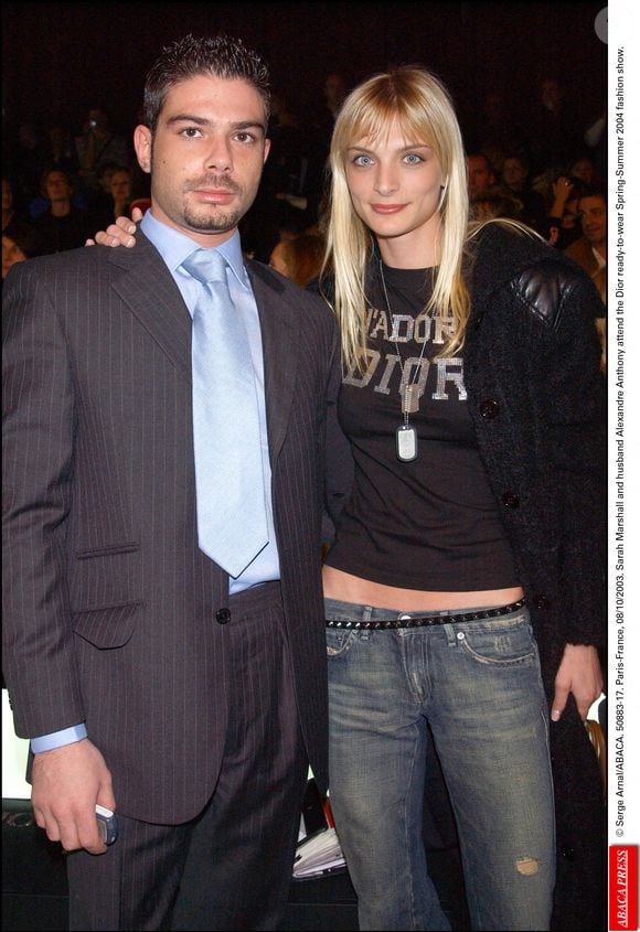 © Serge Arnal/ABACA. 50883-17. Paris-France, 08/10/2003. Sarah Marshall et son mari Alexandre Anthony assistent au défilé de prêt-à-porter Dior printemps-été 2004.