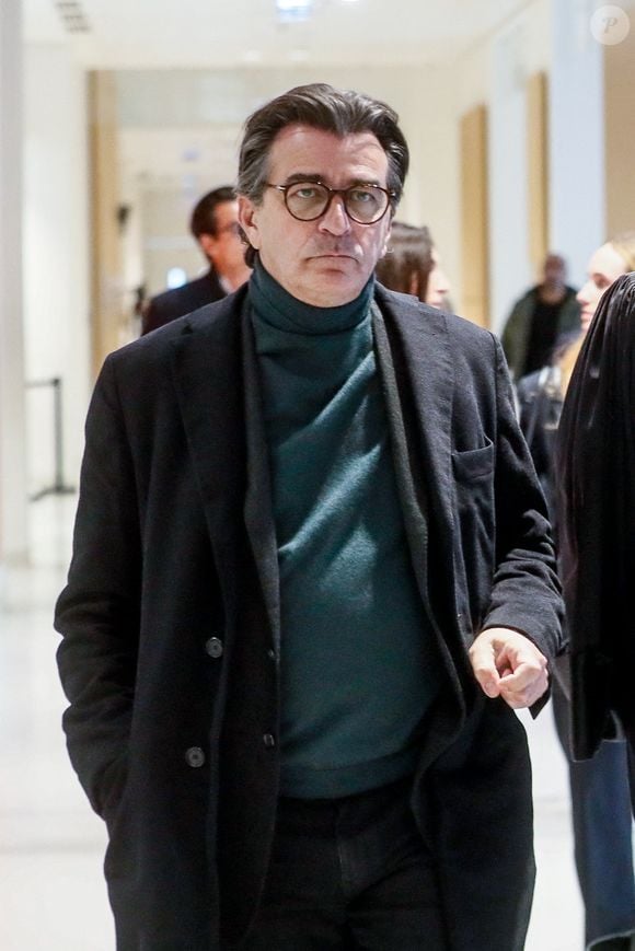 Le chef cuisinier Yannick Alléno arrive au tribunal - Mort d'Antoine Alléno (fils du chef cuisinier Yannick Alléno) en 2022 : Le chauffard (Francky D.) reconnu coupable d'homicide involontaire et condamné à 7 ans de prison assorties d'un mandat de dépôt différé, au tribunal correctionnel de Paris, France, le 28 novembre 2024. © Christophe Clovis/Bestimage