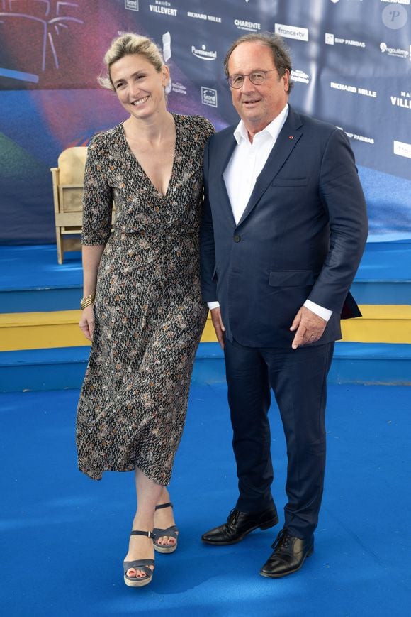 Julie Gayet et son mari François Hollande aux arrivées sur le tapis bleu de la 16ème édition du festival du film francophone de Angoulême le 25 août 2023.
© Coadic Guirec / Bestimage