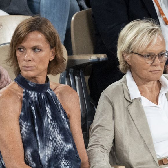 Muriel Robin et sa femme Anne Le Nen dans les tribunes lors des Internationaux de France de Tennis de Roland Garros 2025, à Paris, France, le 4 juin 2025. © Jacovides-Moreau/Bestimage