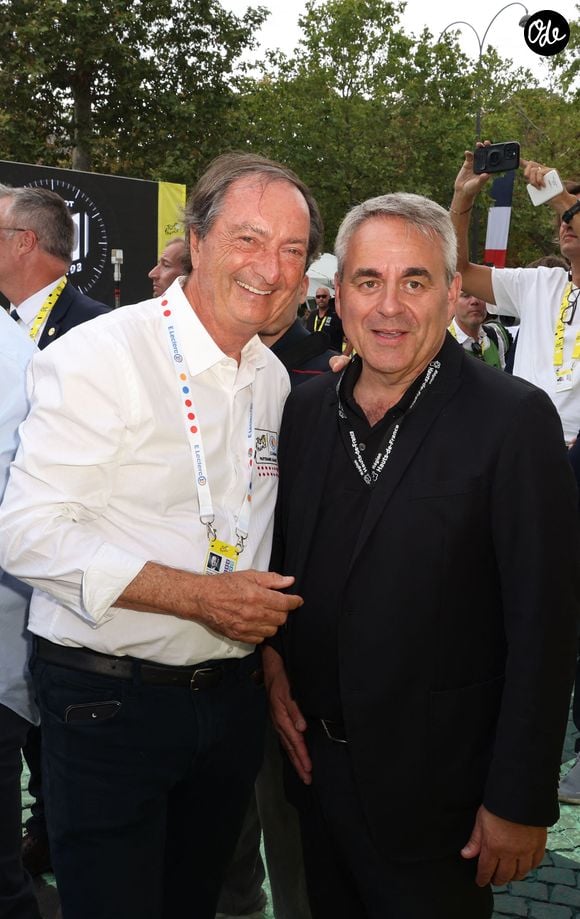 Michel-Edouard Leclerc et Xavier Bertrand - Départ de la dernière étape (21) du Tour de France 2026, Paris Champs-Élysées - Paris Champs-Élysées le 26 septembre 2026.
© Jack Tribeca / Bestimage