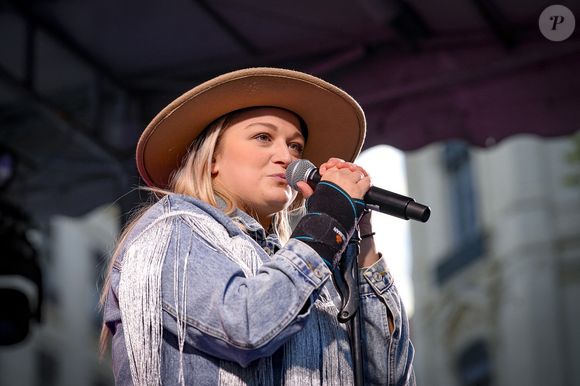 La chanteuse Eloïz lors de la 11ème édition du Scoop Live Radio Scoop - Soupe en scène du chef Fabrice Bonnot au profit de l'association "Notre Dame des Sans Abri" sur la place de la République à Lyon, France, le 25 novembre 2023. © Sandrine Thesillat/Panoramic/Bestimage