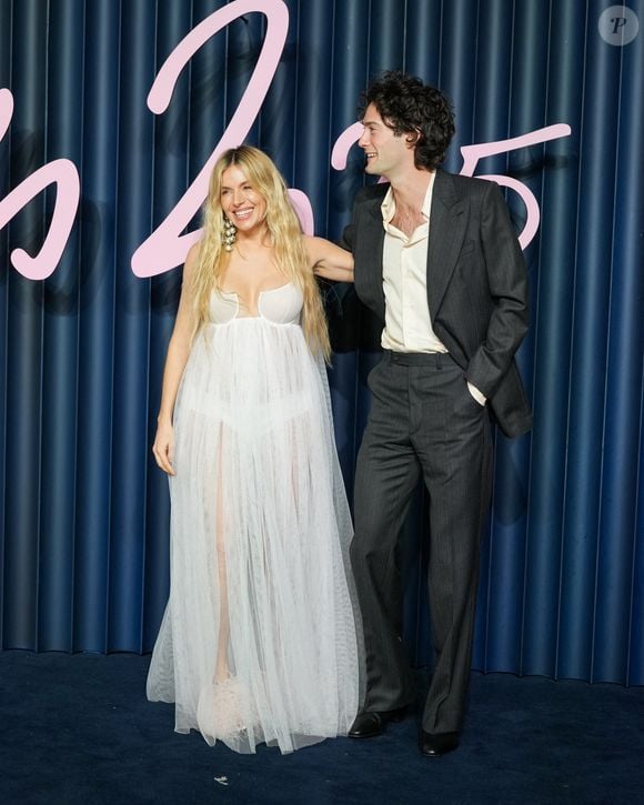 Elle l'attend avec le comédien Oli Green, de quinze ans son cadet

Sienna Miller (enceinte) et Oli Green assistent aux Fashion Award présentés par Pandora au Royal Albert Hall, à Londres, Angleterre, le 1er décembre 2025. © Lucia Sabatelli / Bestimage