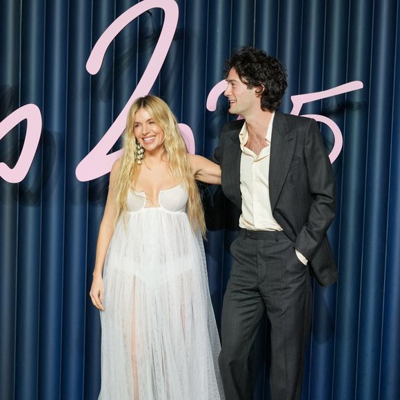 Elle l'attend avec le comédien Oli Green, de quinze ans son cadet

Sienna Miller (enceinte) et Oli Green assistent aux Fashion Award présentés par Pandora au Royal Albert Hall, à Londres, Angleterre, le 1er décembre 2025. © Lucia Sabatelli / Bestimage