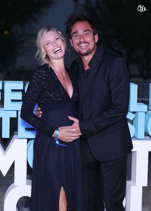 Le couple attend désormais un second enfant pour octobre 2026.

Aurore Delplace (enceinte) et son compagnon Kevin Levy - Photocall de l'after-party de la cérémonie d'ouverture de la 65ème édition du Festival TV De Monte Carlo, au Monte Carlo Beach. © Denis Guigenbourg / Bestimage