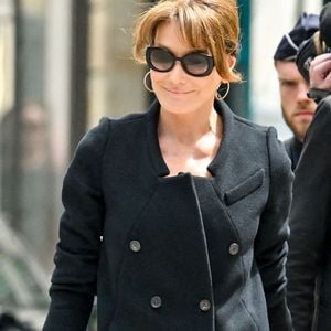 L'ancienne Première dame a partagé sur Instagram une série de clichés où l'on peut voir des images de soleil, de mer turquoise, de paysages corses et d'instants de détente. 

Carla Bruni et son mari Nicolas Sarkozy aux obsèques de Bernadette Chirac en la basilique Sainte-Clotilde à Paris (7ème) le 12 juin 2026. L’ancienne première dame de France est décédée le 5 juin 2026 à l’âge de 93 ans. 
© Jacovides / Liewig / Bestimage