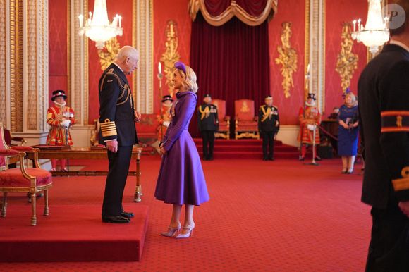 Mme Amy Dowden, de Rowley Regis, avocate et ambassadrice de Crohn's and Colitis UK, est nommée membre de l'Ordre de l'Empire britannique par le roi Charles III au palais de Buckingham, à Londres. Cette distinction récompense les services rendus en matière de collecte de fonds et de sensibilisation aux maladies inflammatoires de l'intestin. Date de la photo : mardi 18 février 2025. Photo by Jordan Pettitt/PA Photos/ABACAPRESS.COM