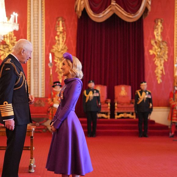 Mme Amy Dowden, de Rowley Regis, avocate et ambassadrice de Crohn's and Colitis UK, est nommée membre de l'Ordre de l'Empire britannique par le roi Charles III au palais de Buckingham, à Londres. Cette distinction récompense les services rendus en matière de collecte de fonds et de sensibilisation aux maladies inflammatoires de l'intestin. Date de la photo : mardi 18 février 2025. Photo by Jordan Pettitt/PA Photos/ABACAPRESS.COM
