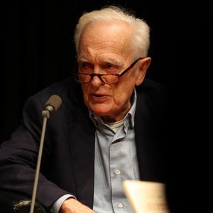 Exclusif - Le journaliste, homme de médias, scénariste, réalisateur et écrivain Philippe Labro à la Station Ausone - Librairie Mollat à Bordeaux, le 18 octobre 2024, pour un échange avec ses lecteurs et la présentation de son romzn "Deux gimlets sur la 5e Avenue" - Gallimard. © Jean-Marc Lhomer/Bestimage