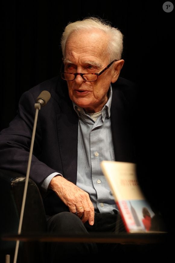 Exclusif - Le journaliste, homme de médias, scénariste, réalisateur et écrivain Philippe Labro à la Station Ausone - Librairie Mollat à Bordeaux, le 18 octobre 2024, pour un échange avec ses lecteurs et la présentation de son romzn "Deux gimlets sur la 5e Avenue" - Gallimard. © Jean-Marc Lhomer/Bestimage