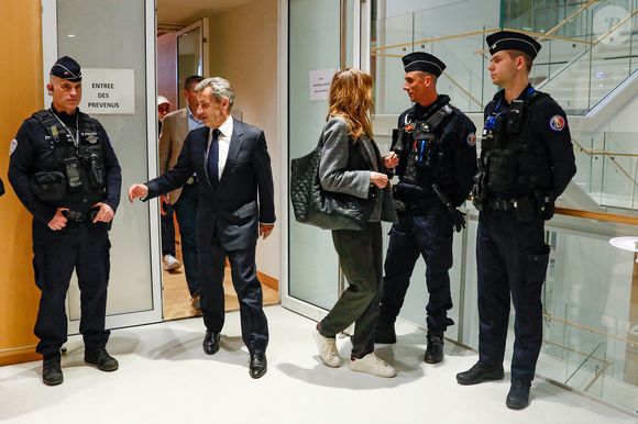 Nicolas Sarkozy et sa femme Carla Bruni à la sortie du dernier jour du procès pour des accusations de financement illégal de la campagne présidentielle victorieuse de 2007, décision le 25 septembre pour Nicolas Sarkozy et ses coprévenus, au tribunal de Paris, France, le 8 avril 2025. © Christophe Clovis/Bestimage