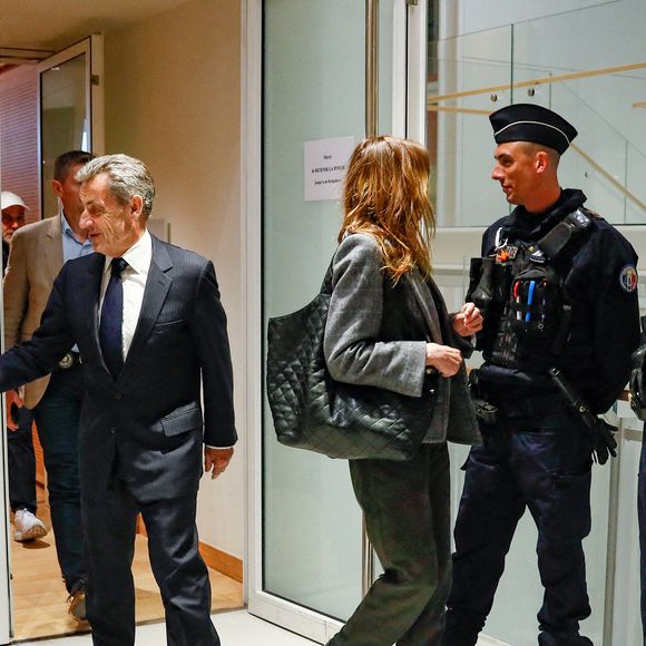 Nicolas Sarkozy et sa femme Carla Bruni à la sortie du dernier jour du procès pour des accusations de financement illégal de la campagne présidentielle victorieuse de 2007, décision le 25 septembre pour Nicolas Sarkozy et ses coprévenus, au tribunal de Paris, France, le 8 avril 2025. © Christophe Clovis/Bestimage
