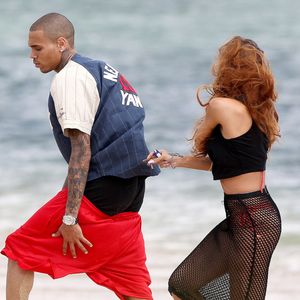 Rihanna fume deux joints avec Chris Brown sur une plage d'Hawai le jour de ses 25 ans le 20 fevrier 2013. FAMEFLYNET / BESTIMAGE