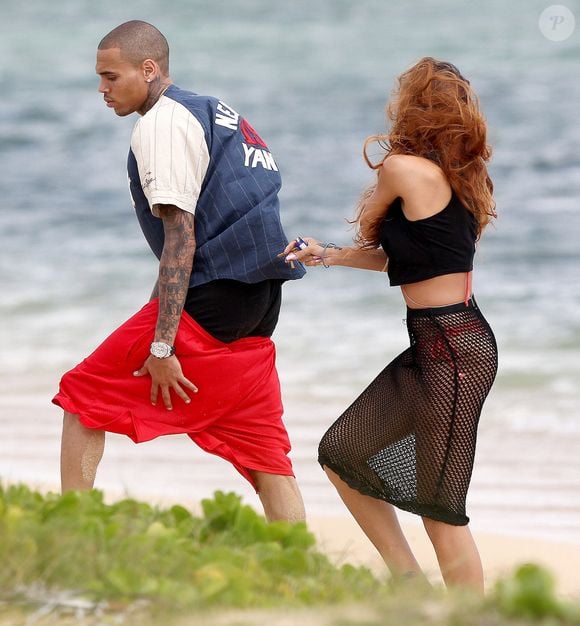 Rihanna fume deux joints avec Chris Brown sur une plage d'Hawai le jour de ses 25 ans le 20 fevrier 2013. FAMEFLYNET / BESTIMAGE