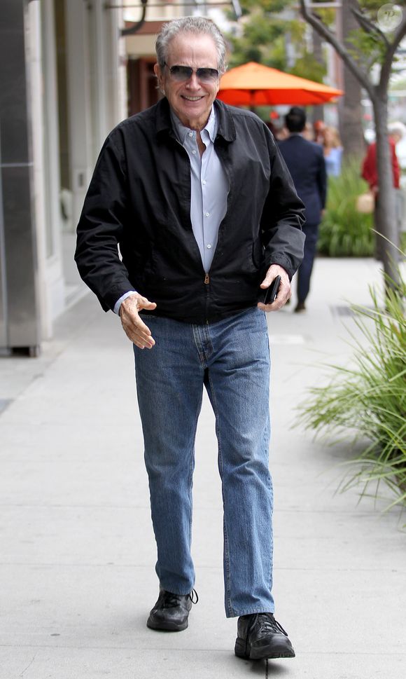 L'acteur Warren Beatty va déjeuner au Nate'n Al Delicatessen à Beverly Hills le 18 mai 2016. FAMEFLYNET / BESTIMAGE