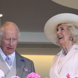 Le roi Charles III d'Angleterre et Camilla Parker Bowles, reine consort d'Angleterre, assistent à la dernière journée des courses hippiques Royal Ascot le 22 juin 2024. 
 © Tim Merry / Mirrorpix / Bestimage