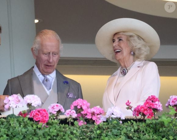 Le roi Charles III d'Angleterre et Camilla Parker Bowles, reine consort d'Angleterre, assistent à la dernière journée des courses hippiques Royal Ascot le 22 juin 2024. 
 © Tim Merry / Mirrorpix / Bestimage