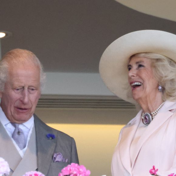 Le roi Charles III d'Angleterre et Camilla Parker Bowles, reine consort d'Angleterre, assistent à la dernière journée des courses hippiques Royal Ascot le 22 juin 2024. 
 © Tim Merry / Mirrorpix / Bestimage