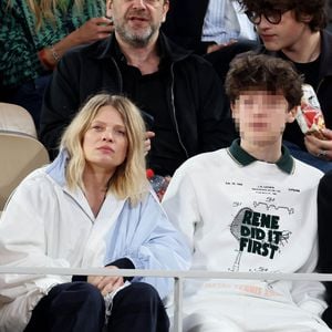 Le chanteur Raphaël, sa compagne Mélanie Thierry et leurs enfants Roman et Aliocha Haroche - Les célébrités dans les tribunes des Internationaux de France de tennis de Roland Garros 2024 à Paris, le 29 mai 2024. 
© Jacovides / Moreau / Bestimage