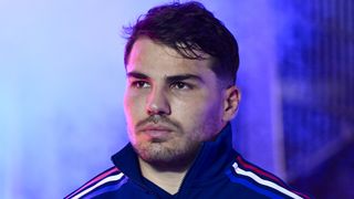 "Plastie ligamentaire, tunnel osseux..." : à quoi Antoine Dupont doit-il s’attendre après son diagnostic ?