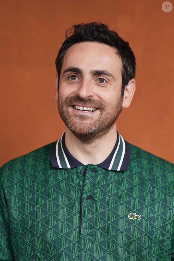 “Mais c’est quoi ce truc ? Mais on est au Cap-Vert mon gars ! C’est quoi ce truc de fou ?”, lance-t-il

Camille Combal - Les célébrités au village lors des Internationaux de France de tennis de Roland Garros 2024 à Paris. Le 5 juin 2024. 
© Jacovides-Moreau/Bestimage