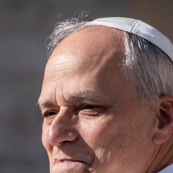 18 mai 2025, Vatican, Vatikanstadt : le nouveau pape Léon XIV arrive sur la place Saint-Pierre pour son investiture. L'Américain Robert Francis Prevost est le premier pontife originaire des États-Unis. Photo : Michael Kappeler/dpa