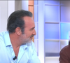 Une actrice perd l'équilibre en direct dans C à Vous pour sa "première télé", Jean Dujardin au plus près de la scène - capture d'écran France 5