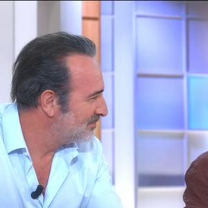 Une actrice perd l'équilibre en direct dans C à Vous pour sa "première télé", Jean Dujardin au plus près de la scène - capture d'écran France 5