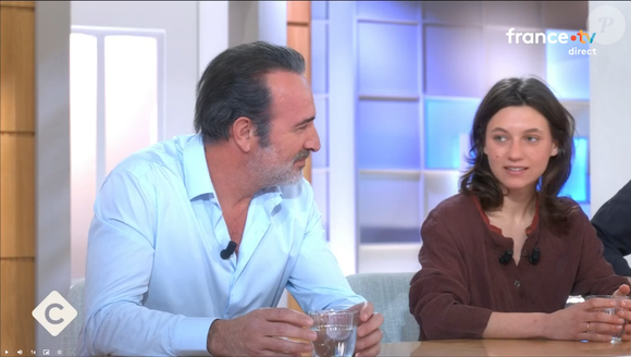 Une actrice perd l'équilibre en direct dans C à Vous pour sa "première télé", Jean Dujardin au plus près de la scène - capture d'écran France 5