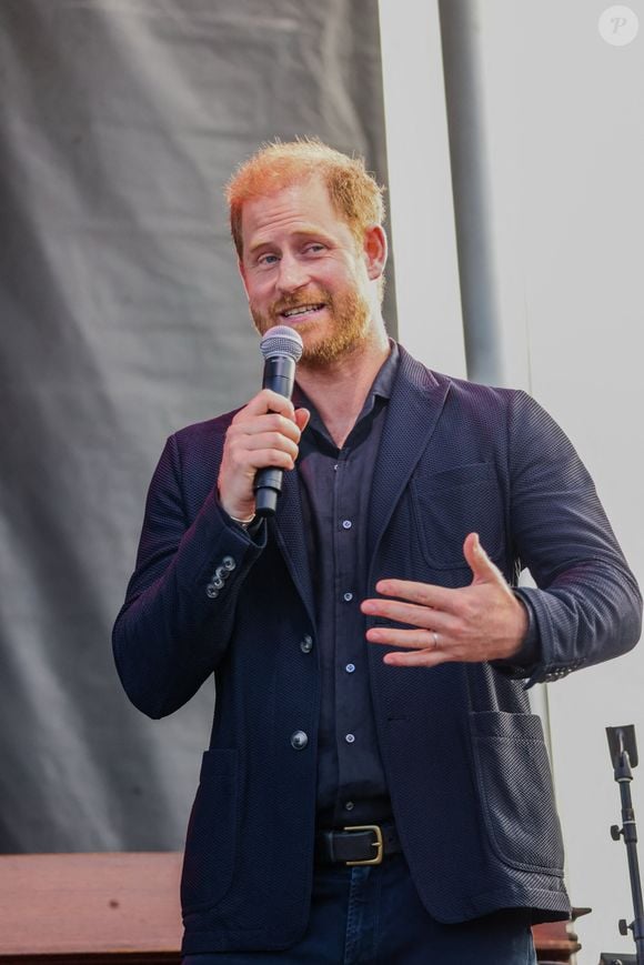 "C'est une question intéressante et c'est une grande question celle-là. Parce qu'il y a beaucoup de choses à prendre en compte. Mais évidemment, je veux créer un monde dans lequel mon fils est fier de ce que nous faisons, un monde et un travail qui ont un impact positif sur la vie des gens."

Archives : le prince Harry © Amy Katz/ZUMA Press Wire / Bestimage)