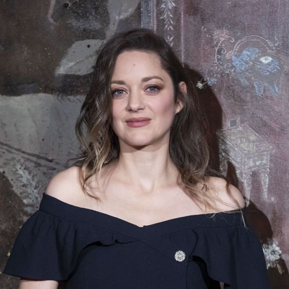 Marion Cotillard lors du photocall du défilé Chanel Métiers d'Art au Grand Palais à Paris © Olivier Borde / Bestimage